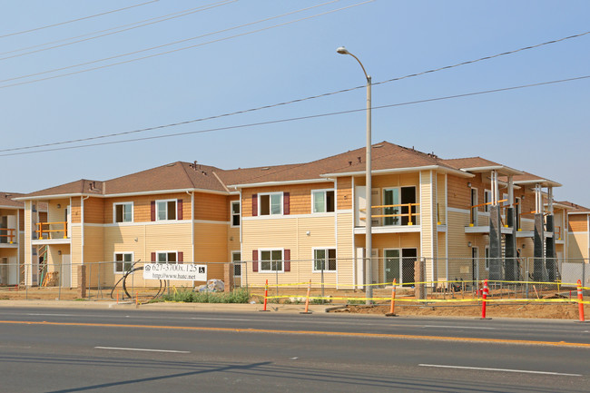 Newcomb Court in Porterville, CA - Foto de edificio - Building Photo