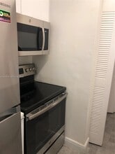 18336 NW 68th Ave in Hialeah, FL - Foto de edificio - Building Photo