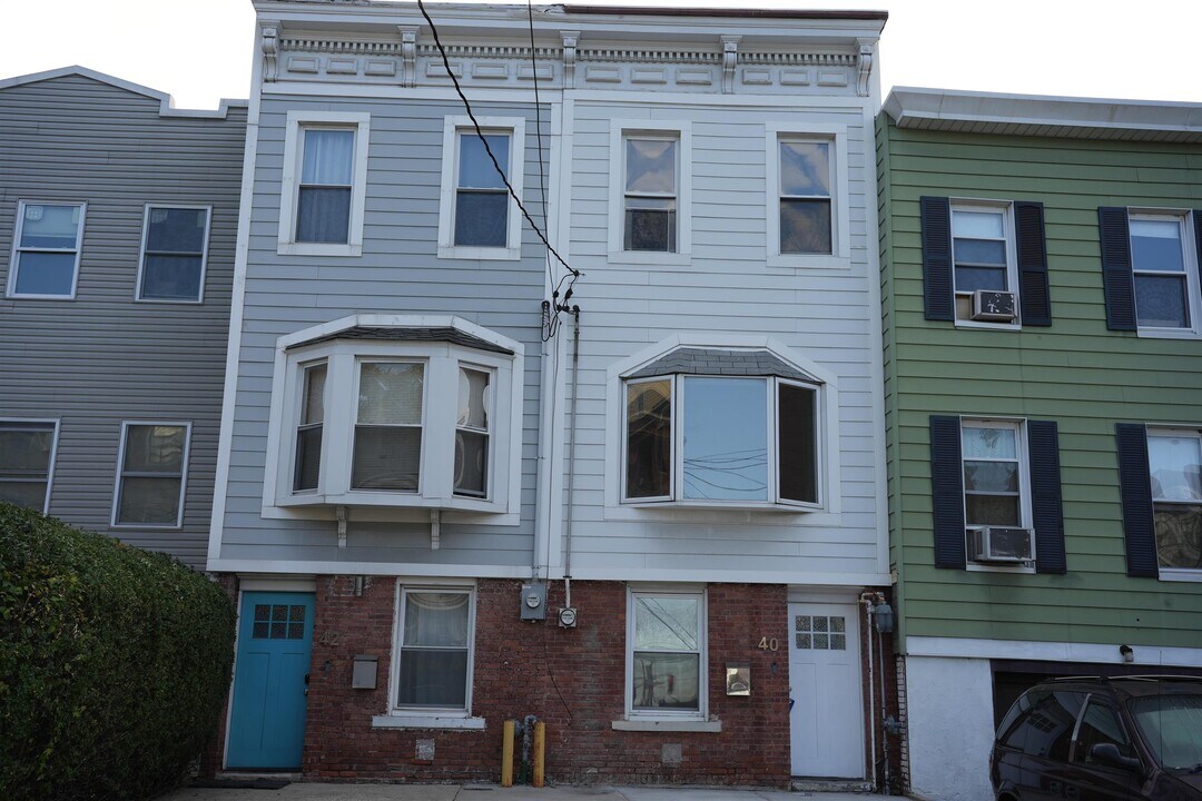 40 Van Reypen St in Jersey City, NJ - Building Photo