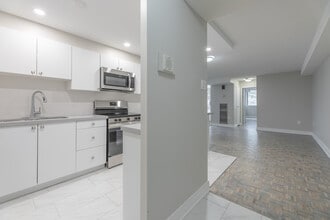 3575 Kaneff Crescent in Mississauga, ON - Building Photo - Building Photo