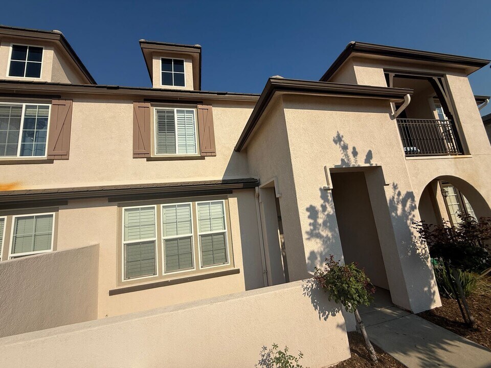 28616 Pietro Dr in Valencia, CA - Building Photo