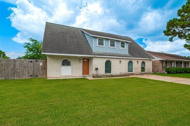 10902 Sagevale Ln in Houston, TX - Foto de edificio - Building Photo