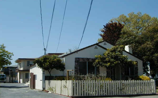 1020 Cleveland St in Redwood City, CA - Building Photo