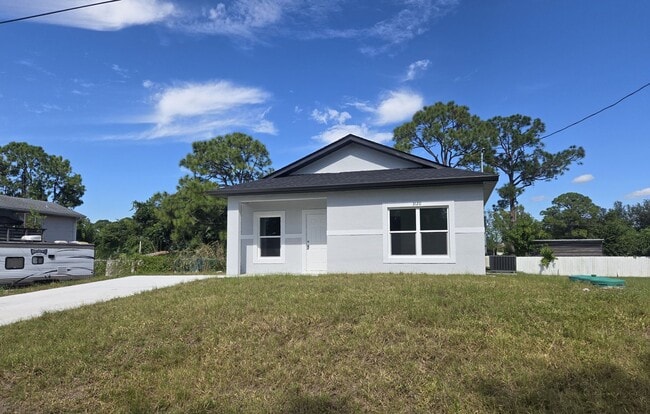 318 Lenz Ave in Lehigh Acres, FL - Foto de edificio - Building Photo