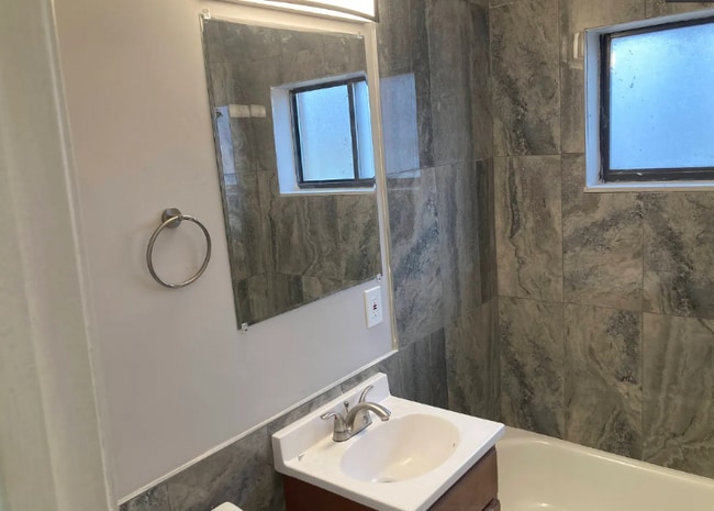 17500 Euclid Ave in Cleveland, OH - Foto de edificio - Building Photo