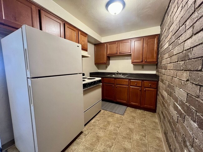 property at 305 Kellywood Manor