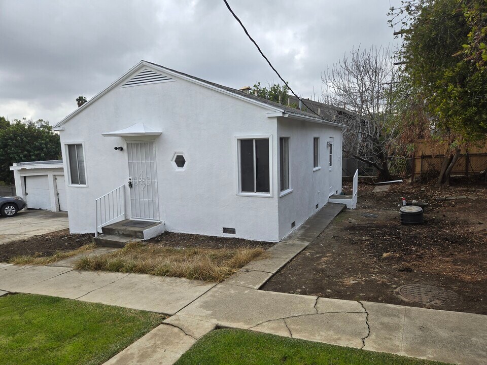 5179 Huntington Dr N in Los Angeles, CA - Building Photo