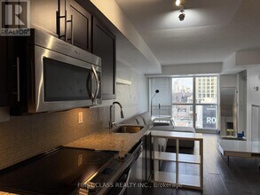 400 Adelaide St E in Toronto, ON - Building Photo - Building Photo