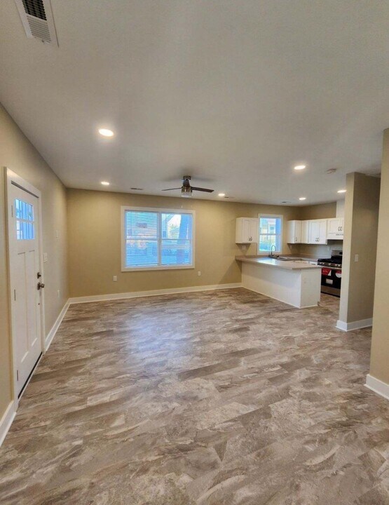 2094 Dowd Ave, Unit DOWD FRONT in Lakewood, OH - Building Photo