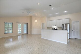 11187 Airport Dr in Sebastian, FL - Foto de edificio - Building Photo