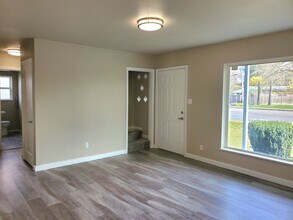 9662 Bridgeport Way SW in Tacoma, WA - Building Photo - Building Photo