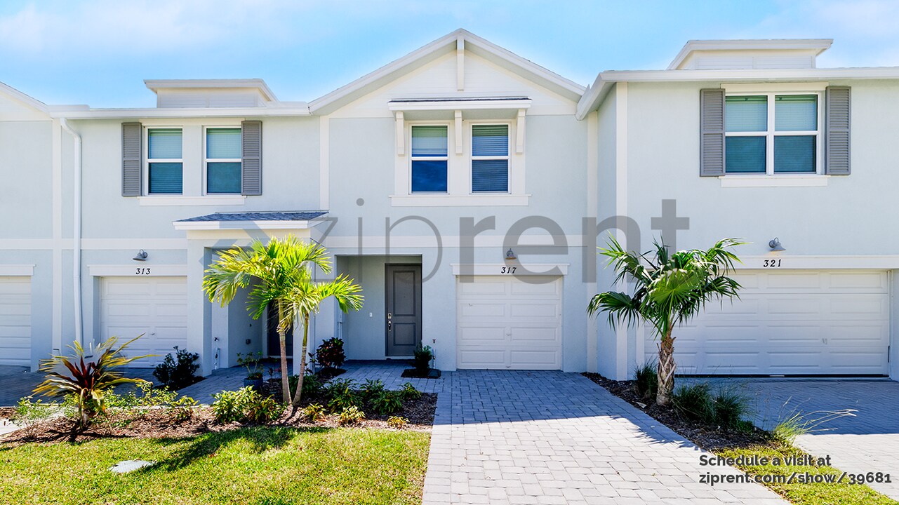 317 Salisbury Cir in Fort Pierce, FL - Building Photo