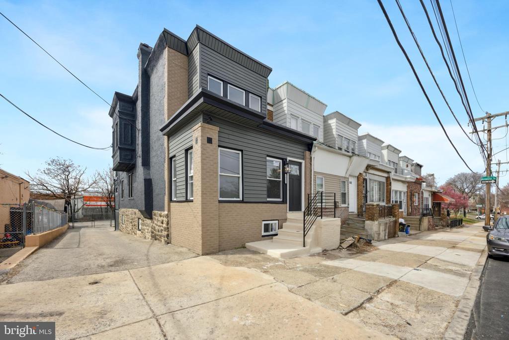 1032 S 57th St in Philadelphia, PA - Building Photo