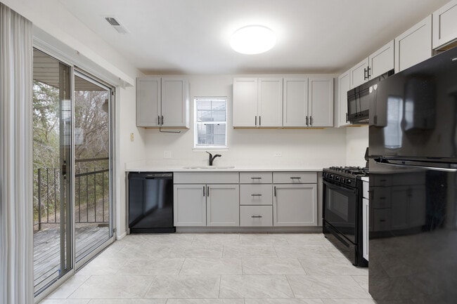 27 N Victoria Ln in Streamwood, IL - Building Photo - Building Photo