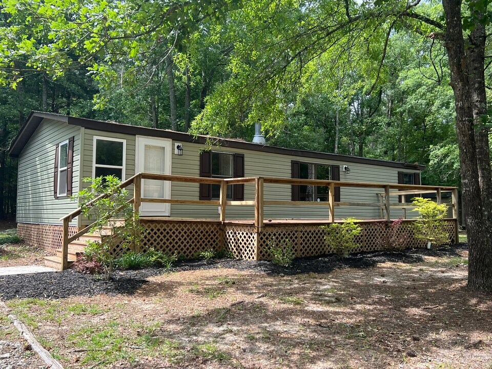 102 Stillwater Dr in Prosperity, SC - Building Photo
