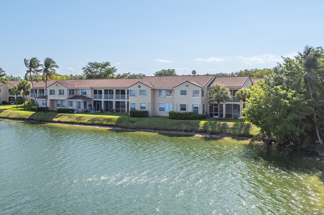 Regatta Pointe in Miami Lakes, FL - Foto de edificio - Building Photo