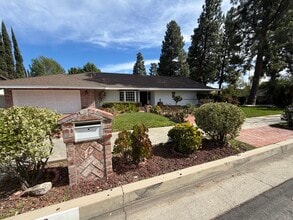 9660 Vanalden Ave in Northridge, CA - Foto de edificio - Building Photo