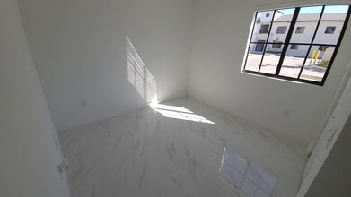 858 E 27th St, Unit B8 in Hialeah, FL - Building Photo - Building Photo