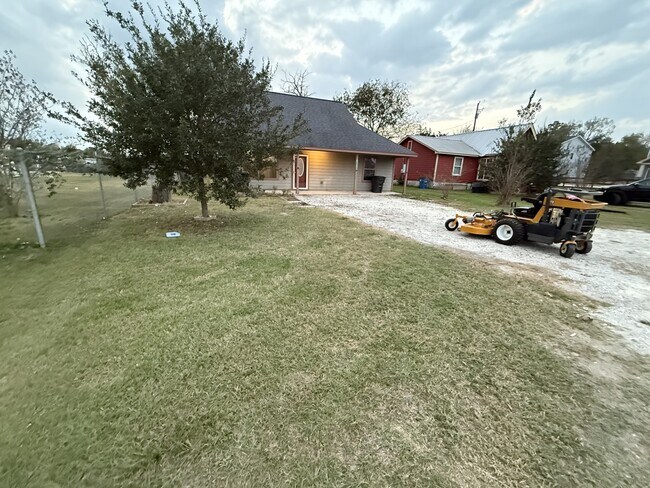 209 6th St in Dobbin, TX - Building Photo - Building Photo