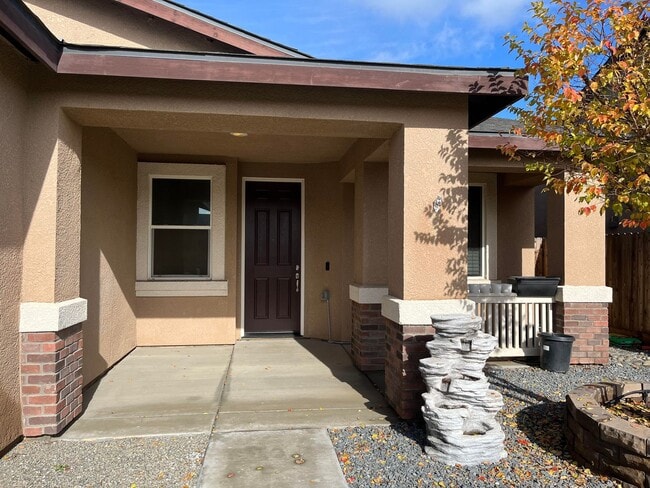 1342 W Banneker St in Hanford, CA - Building Photo - Building Photo