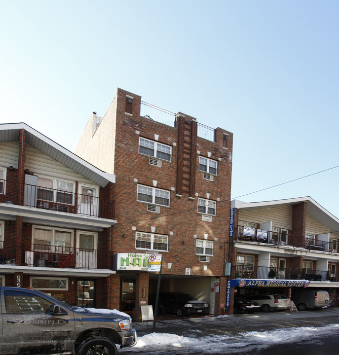 63-50 Saunders St in Flushing, NY - Foto de edificio