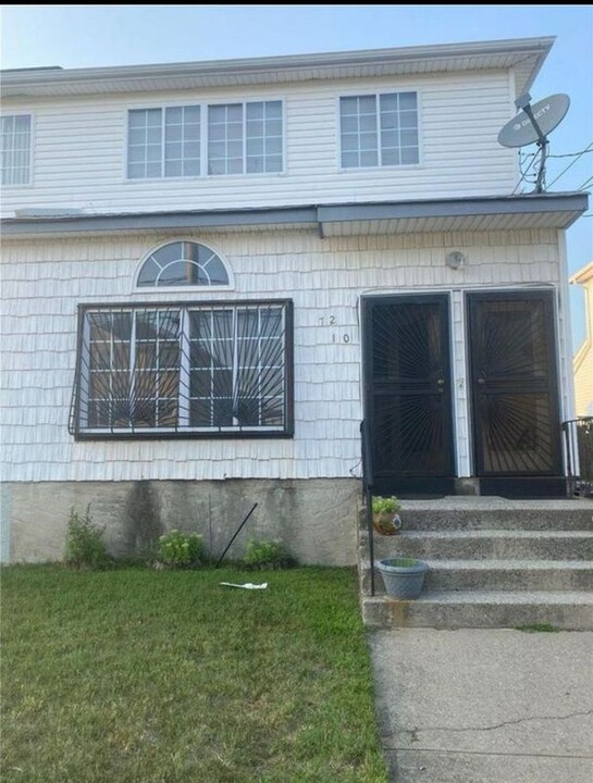72-10 Almeda Ave in Queens, NY - Building Photo