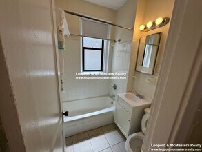 230 Fuller St, Unit 11 in Boston, MA - Foto de edificio - Building Photo