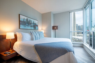 218 Queens Quay W in Toronto, ON - Building Photo - Building Photo