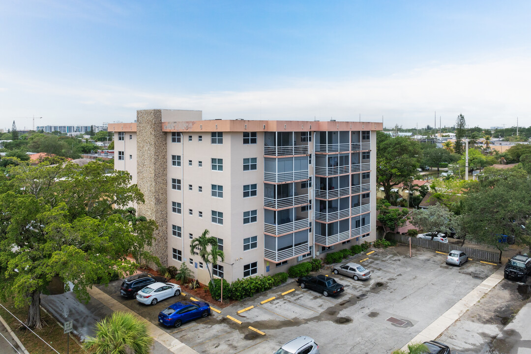 Dixiana Condominiums in Hollywood, FL - Building Photo