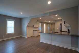 1012 Helen St NE in Grand Rapids, MI - Building Photo