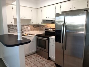 116 Southwest Jefferson Cir N in St. Petersburg, FL - Building Photo - Building Photo