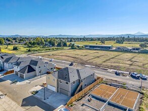 1125 Annalise St in Central Point, OR - Building Photo - Building Photo