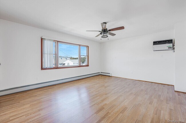 456 15th St in West Babylon, NY - Building Photo - Building Photo