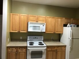 8 Walnut St, Unit 408 in Peabody, MA - Building Photo