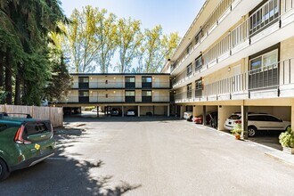 Cottonwood Apartments in Seattle, WA - Building Photo - Interior Photo