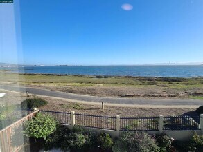 34 Shorewood Ct in Richmond, CA - Building Photo - Building Photo