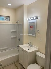 142 Spencer St, Unit 2 in Boston, MA - Foto de edificio - Building Photo