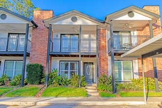 Roundhill Townhomes in Houston, TX - Foto de edificio - Building Photo