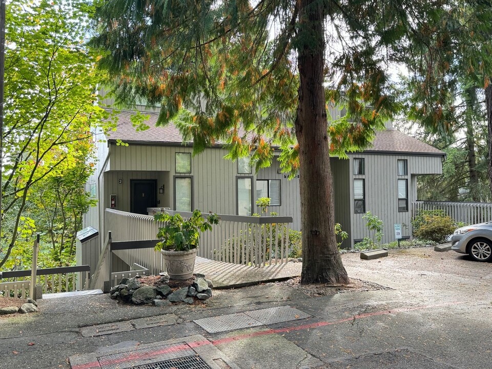 10911 NE 37th Pl in Bellevue, WA - Building Photo