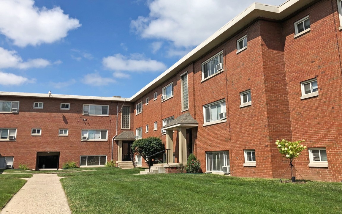 Maple Court in Indianapolis, IN - Foto de edificio