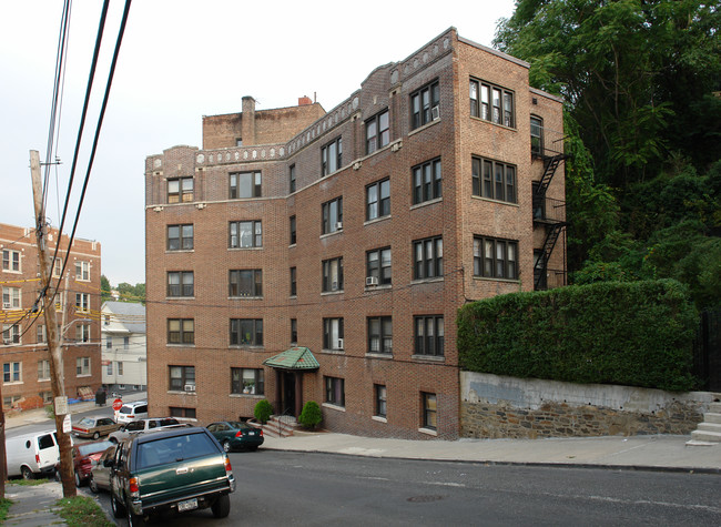 640 Van Cortlandt Pk Ave in Yonkers, NY - Building Photo - Building Photo