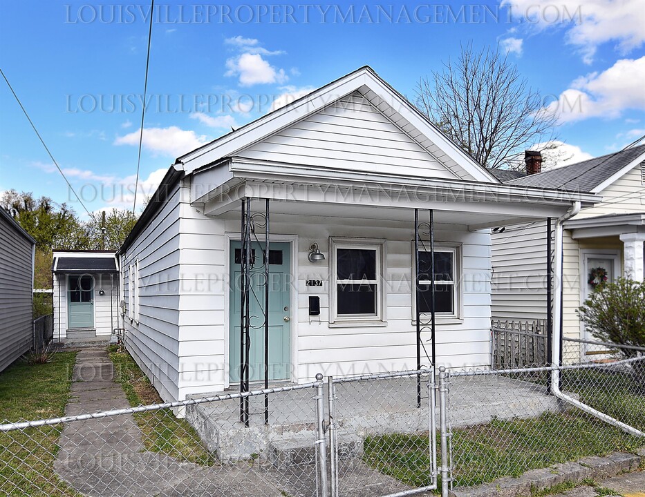 2137 Bradley Ave in Louisville, KY - Building Photo