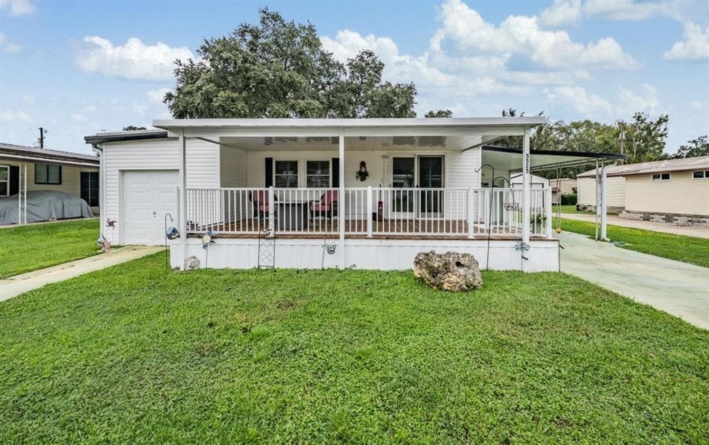 5525 Barbara St in Zephyrhills, FL - Foto de edificio