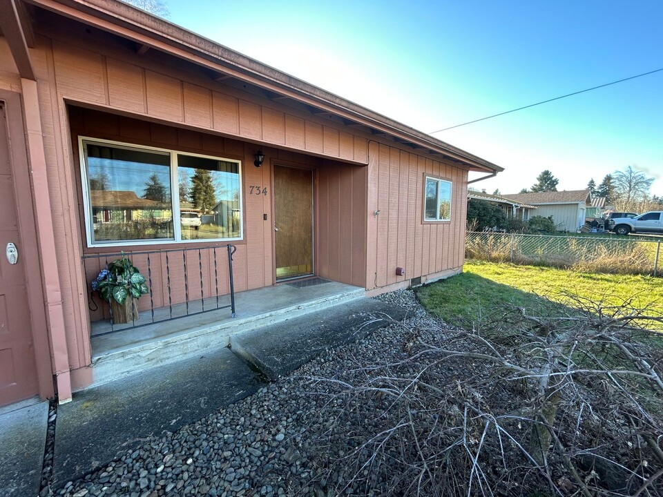 734-738 NE 24th St in McMinnville, OR - Building Photo