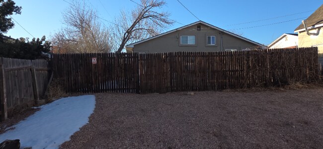 3705 N Chestnut St, Unit Lower in Colorado Springs, CO - Foto de edificio - Building Photo