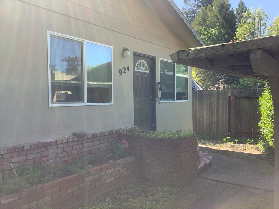 922-924 Wright St in Santa Rosa, CA - Building Photo