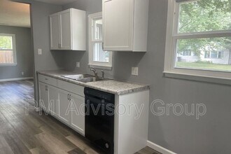 2413 SW Mission Ave in Topeka, KS - Building Photo - Building Photo