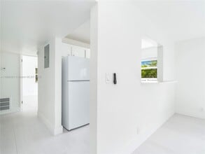 2025 Miami Rd in Fort Lauderdale, FL - Foto de edificio - Building Photo