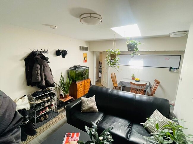 526 Dundas St W in Toronto, ON - Building Photo - Building Photo