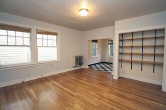 2354-2362-2362 SW Cactus Dr in Portland, OR - Building Photo - Building Photo